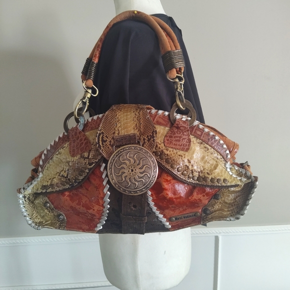 Unique, one of a kind, leather and snake skin bag by Novi Sudiono. - Picture 6 of 12